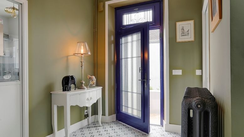 vue intérieur d'une maison avec une porte d'entrée sur mesure en bois